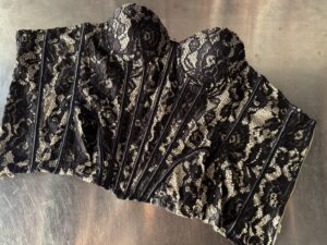 Corsetto in pizzo elasticizzato con stecche rigide