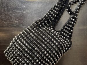 Slouchy bag con borchie